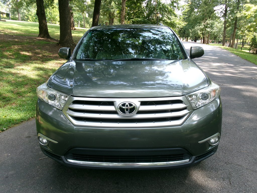 Used 2012 Toyota Highlander Limited w/ Tow Pkg FWD image 2