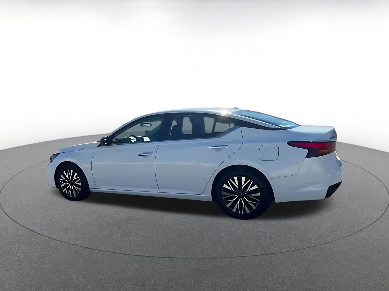 Used 2025 Nissan Altima 2.5 SV image 10