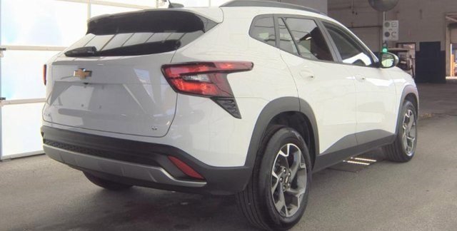 Used 2024 Chevrolet Trax LT w/ Driver Confidence Package image 4