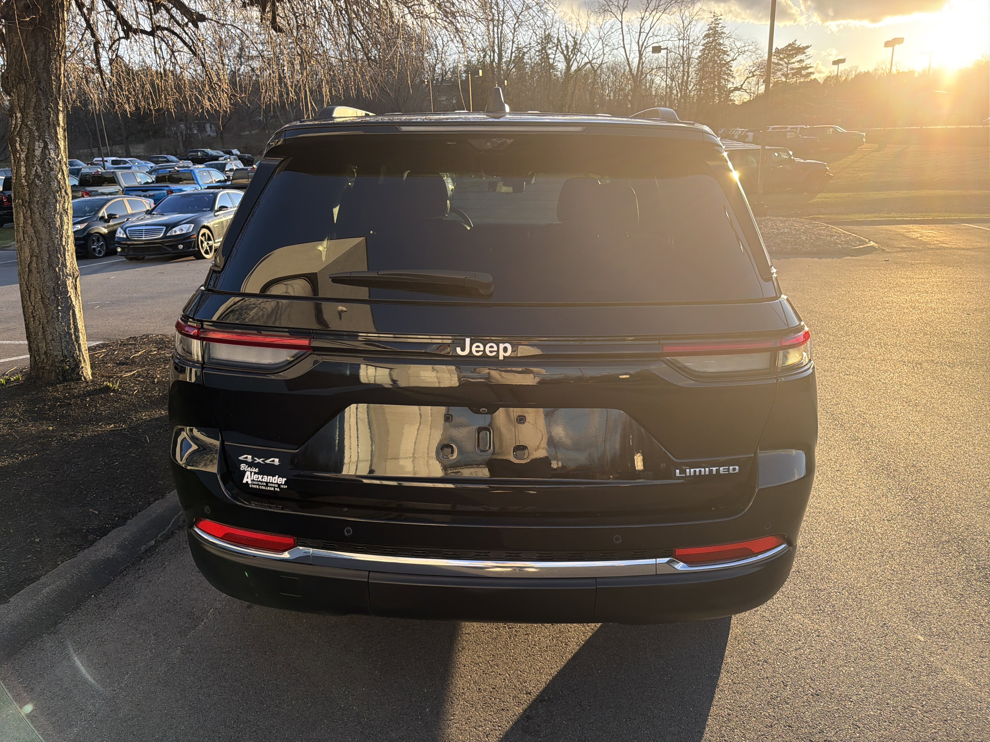 Used 2025 Jeep Grand Cherokee Limited w/ Luxury Tech Group II image 4