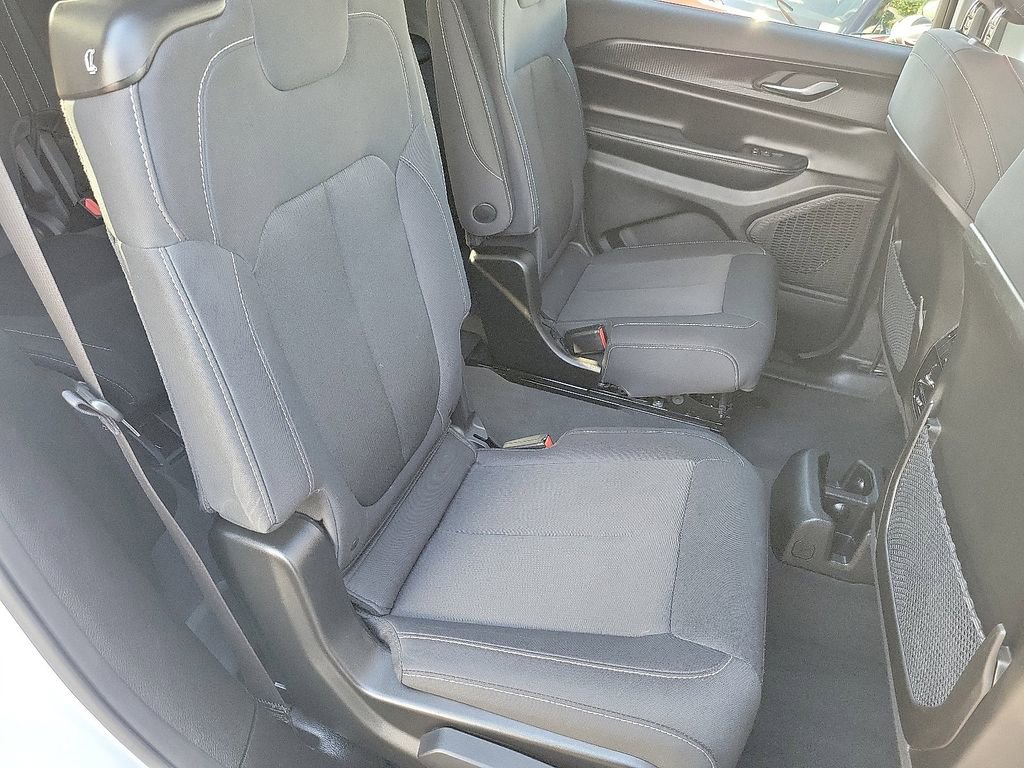 Used 2024 Jeep Grand Cherokee L Laredo image 18