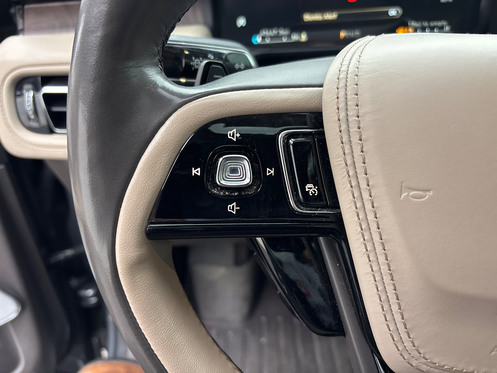 Certified 2023 Lincoln Aviator Reserve w/ Equipment Group 201A image 17