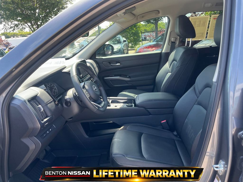Used 2025 Nissan Pathfinder SL AWD/4WD image 11