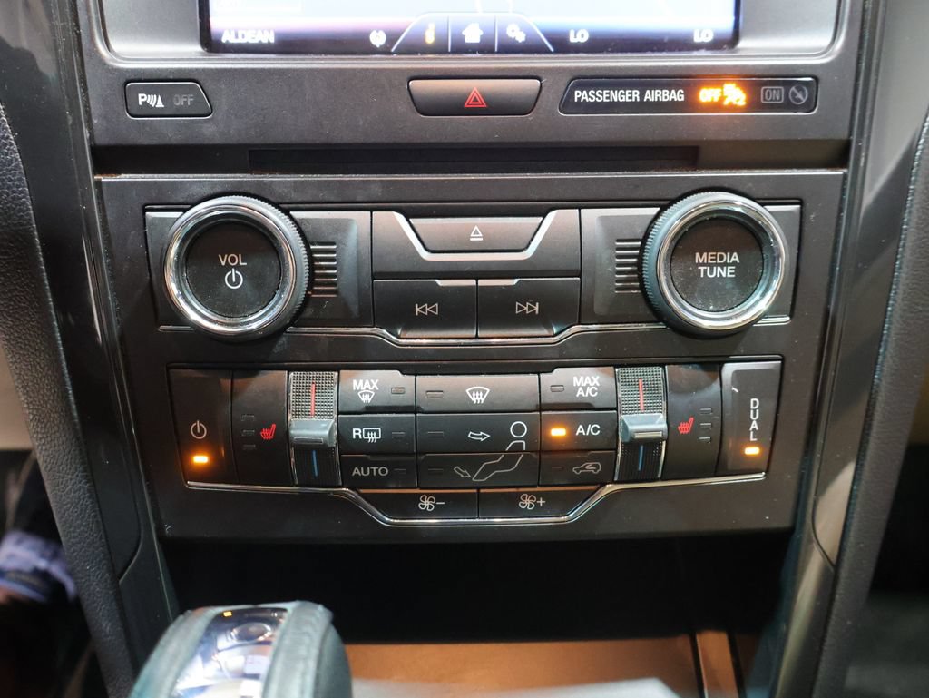 Used 2016 Ford Explorer XLT w/ Equipment Group 202A AWD/4WD image 38