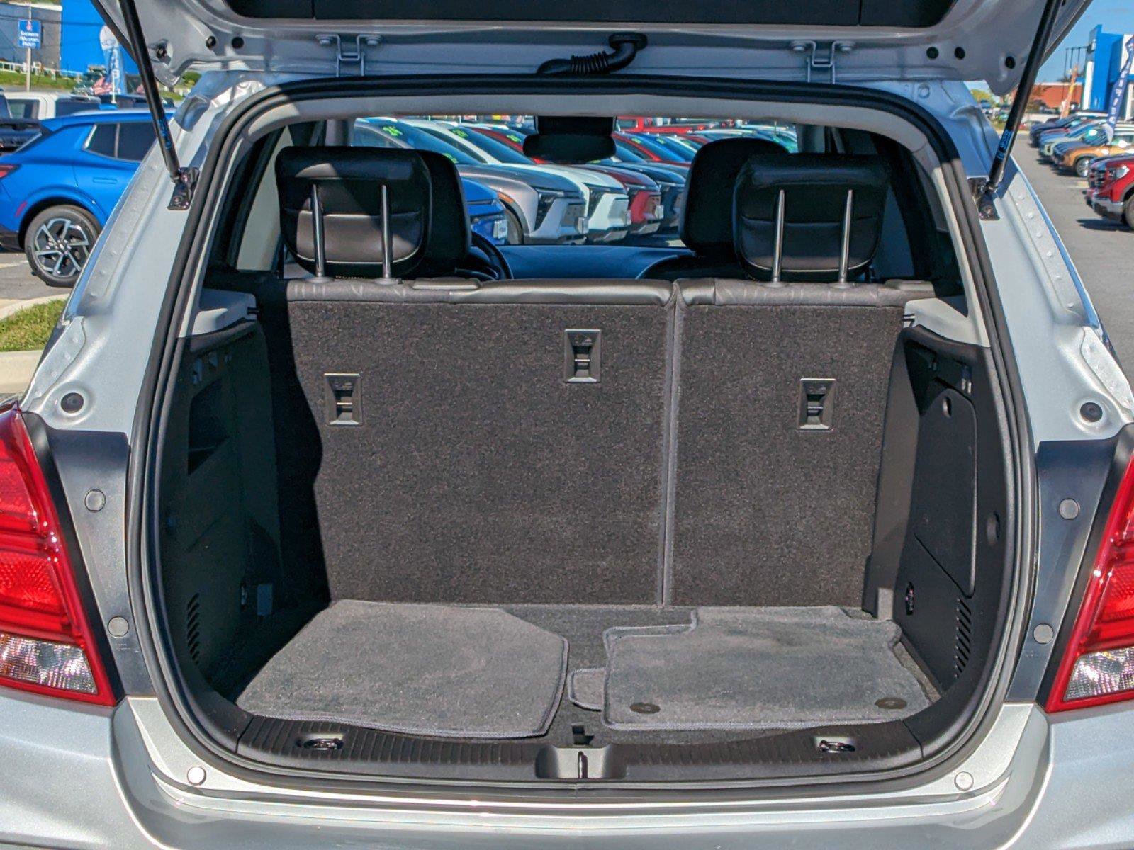 Used 2022 Chevrolet Trax LT w/ LT Convenience Package image 13