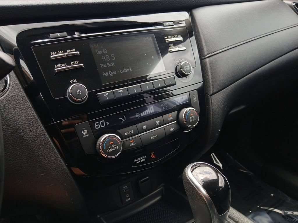 Used 2017 Nissan Rogue SV FWD image 20