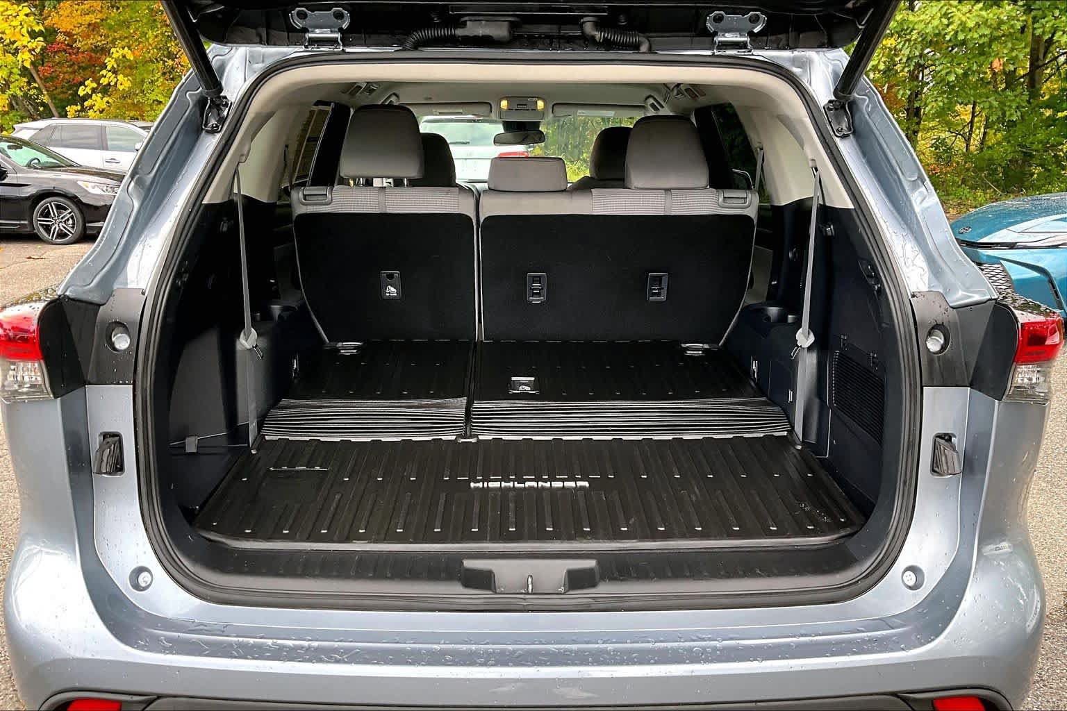 Used 2021 Toyota Highlander LE AWD/4WD image 30