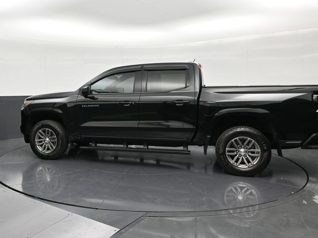 Used 2025 Chevrolet Colorado LT RWD image 2
