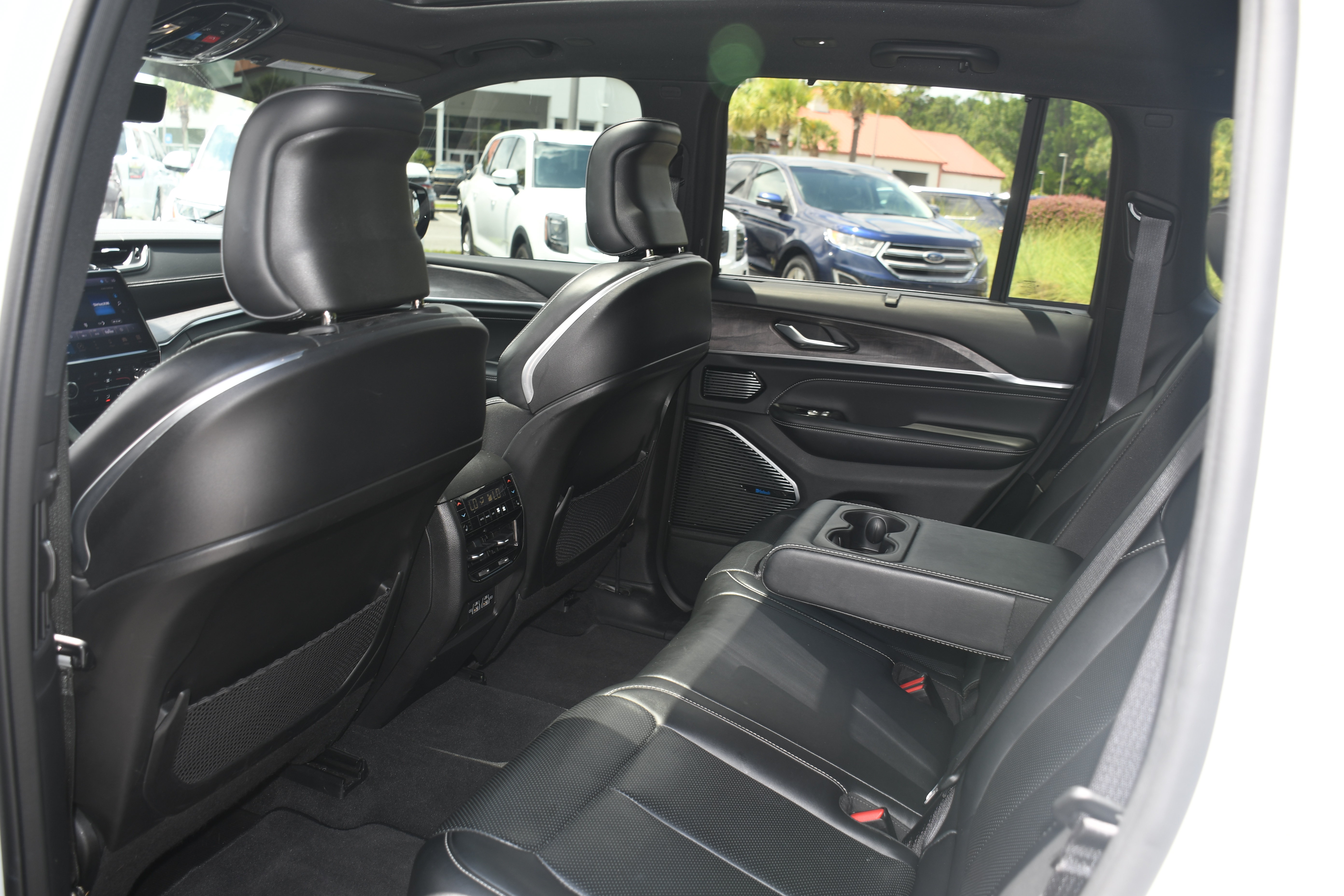 Used 2022 Jeep Grand Cherokee Overland w/ Luxury Tech Group IV RWD image 17