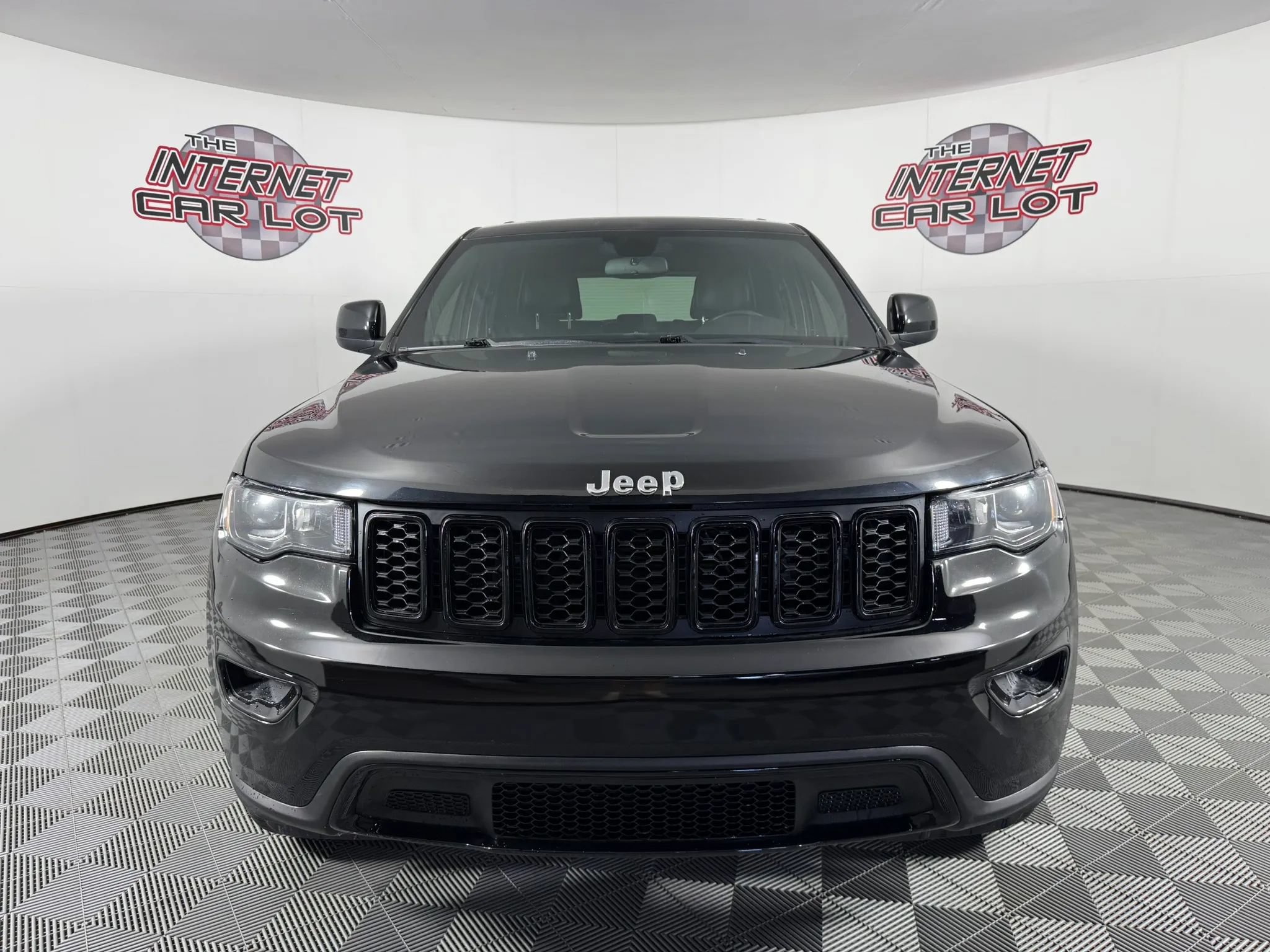 Used 2021 Jeep Grand Cherokee Laredo X AWD/4WD image 2