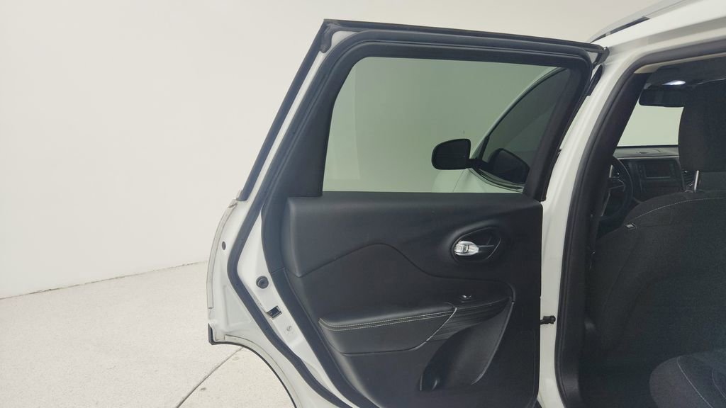 Used 2017 Jeep Cherokee Latitude image 22