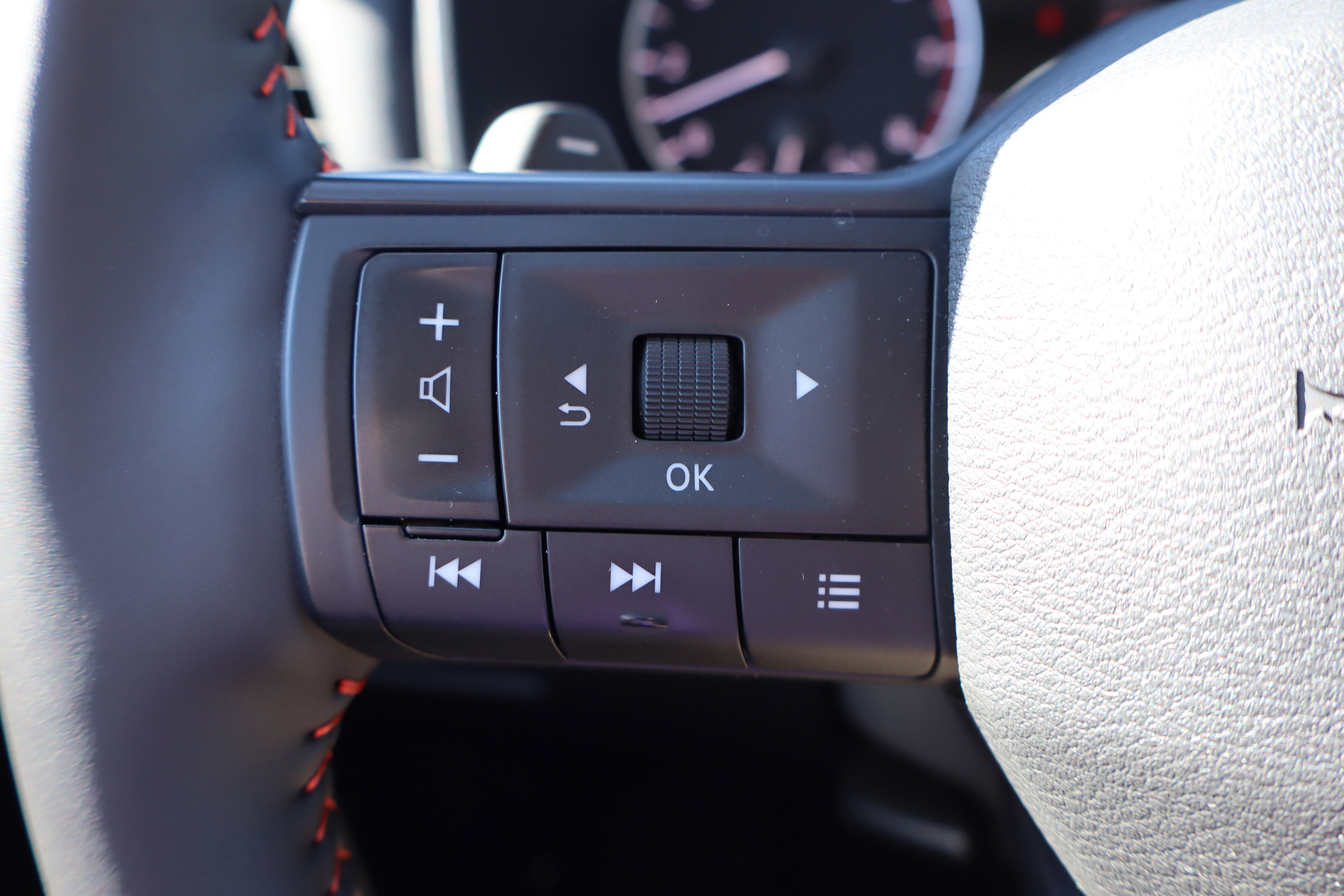 Used 2025 Nissan Rogue SV image 17