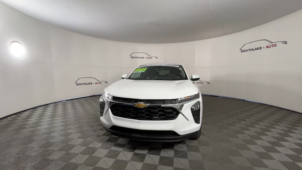 Used 2025 Chevrolet Trax LS w/ LS Convenience Package image 3