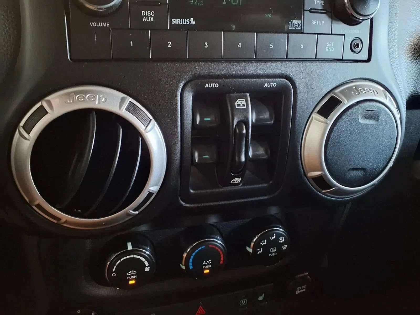 Used 2016 Jeep Wrangler Unlimited Rubicon AWD/4WD image 18