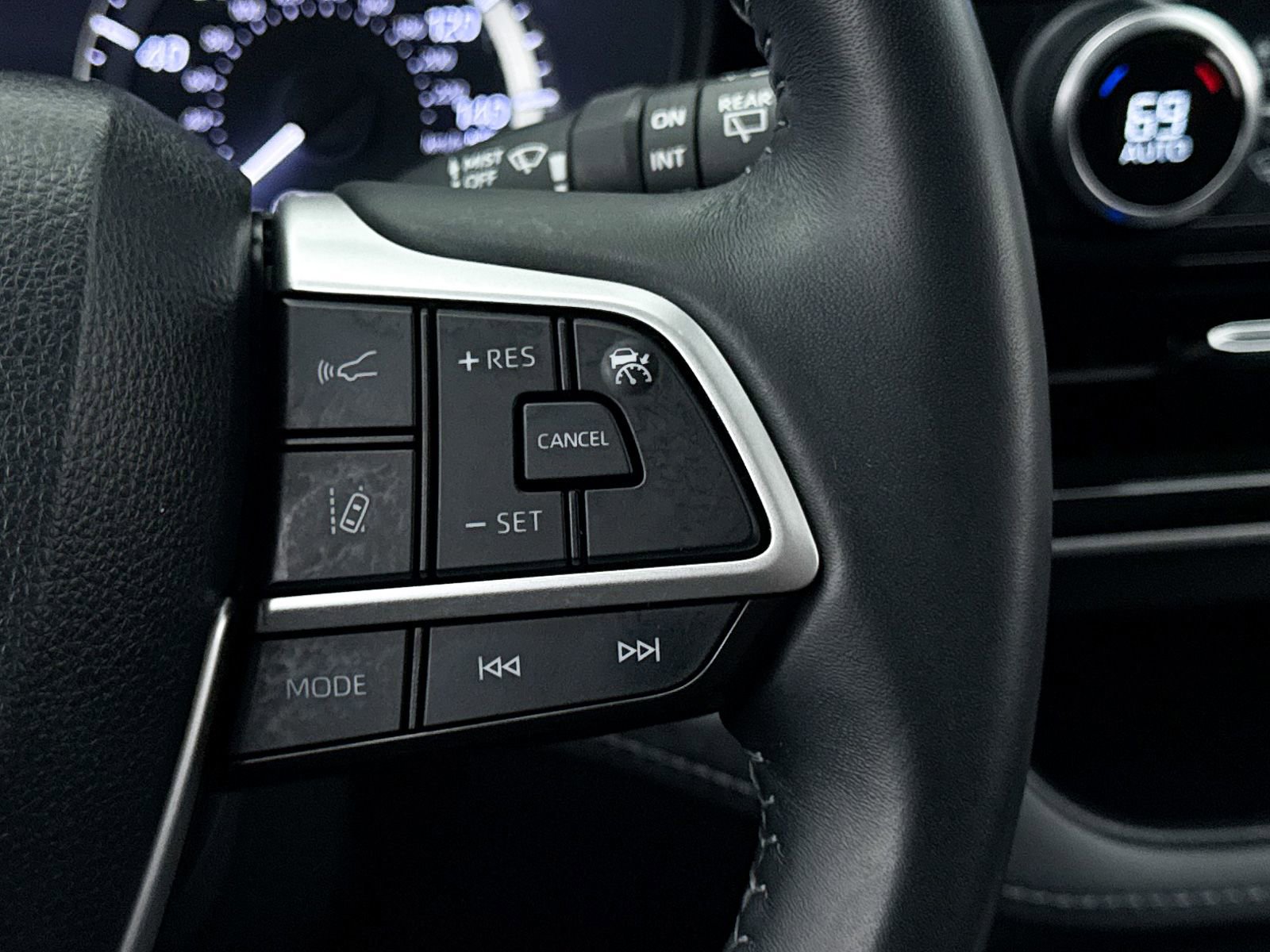 Used 2023 Toyota Highlander LE image 36