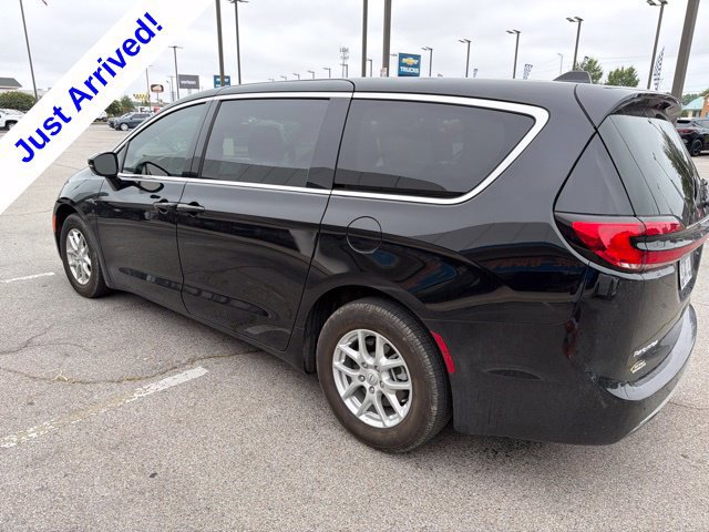 Used 2026 Chrysler Pacifica Select FWD image 3