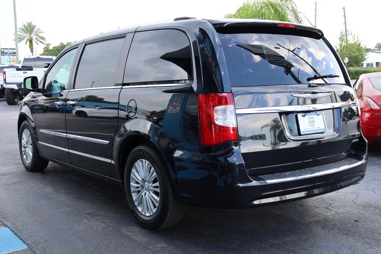 Used 2015 Chrysler Town & Country Limited Platinum FWD image 3