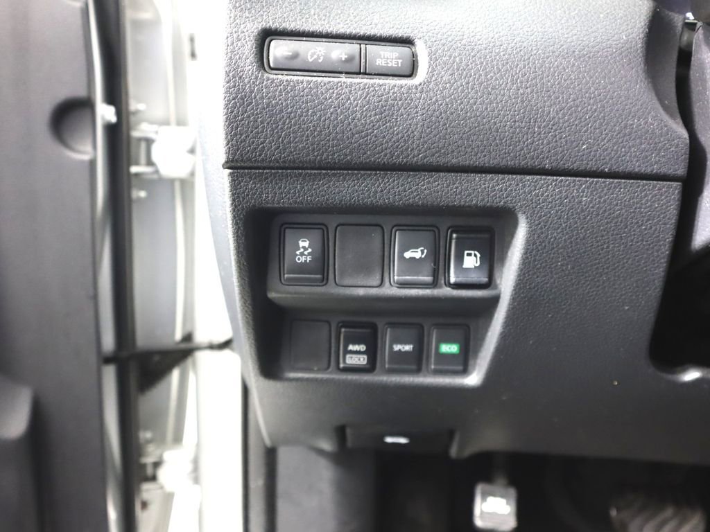 Used 2018 Nissan Rogue SV AWD/4WD image 15