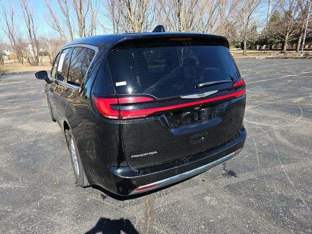Used 2024 Chrysler Pacifica Touring-L image 3