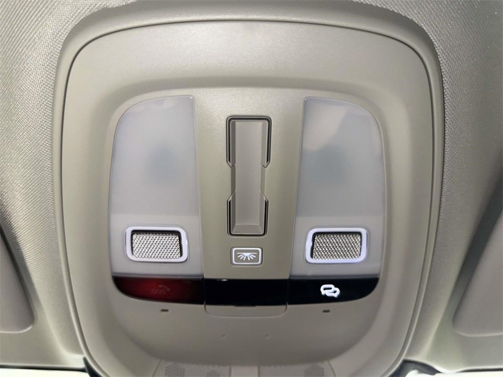 Used 2025 Volvo V60 B5 Cross Country Plus image 26