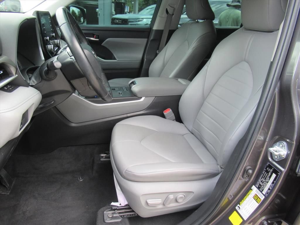 Used 2022 Toyota Highlander XLE FWD image 18
