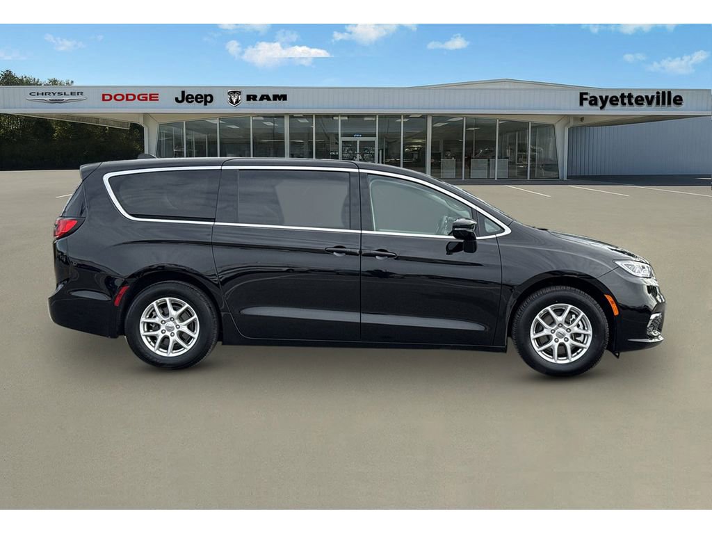 Used 2024 Chrysler Pacifica Touring-L image 2