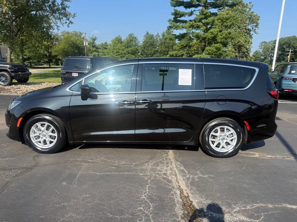 Used 2020 Chrysler Pacifica Touring w/ Advanced Safetytec Group FWD image 7