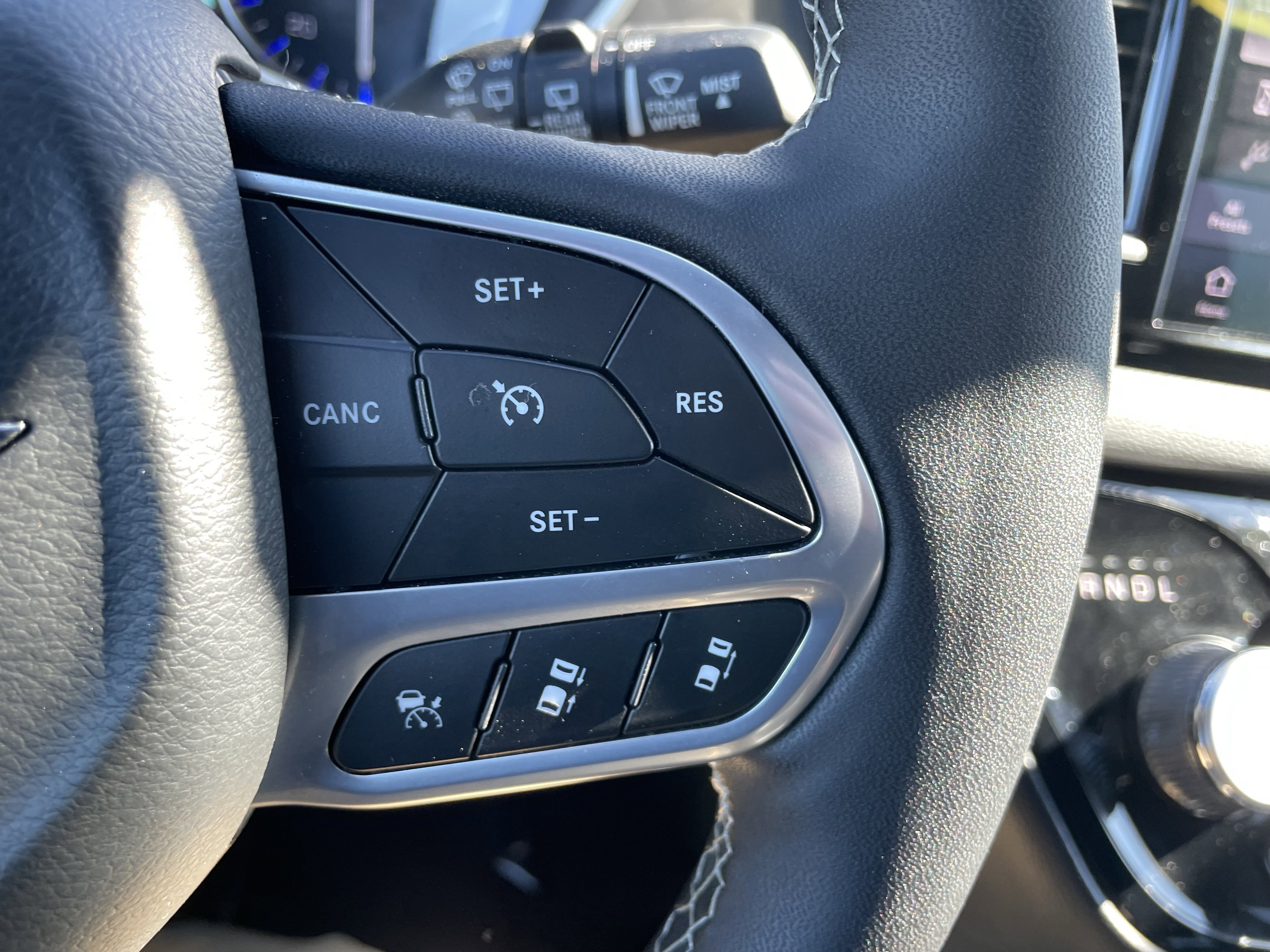 Used 2025 Chrysler Pacifica Select image 16