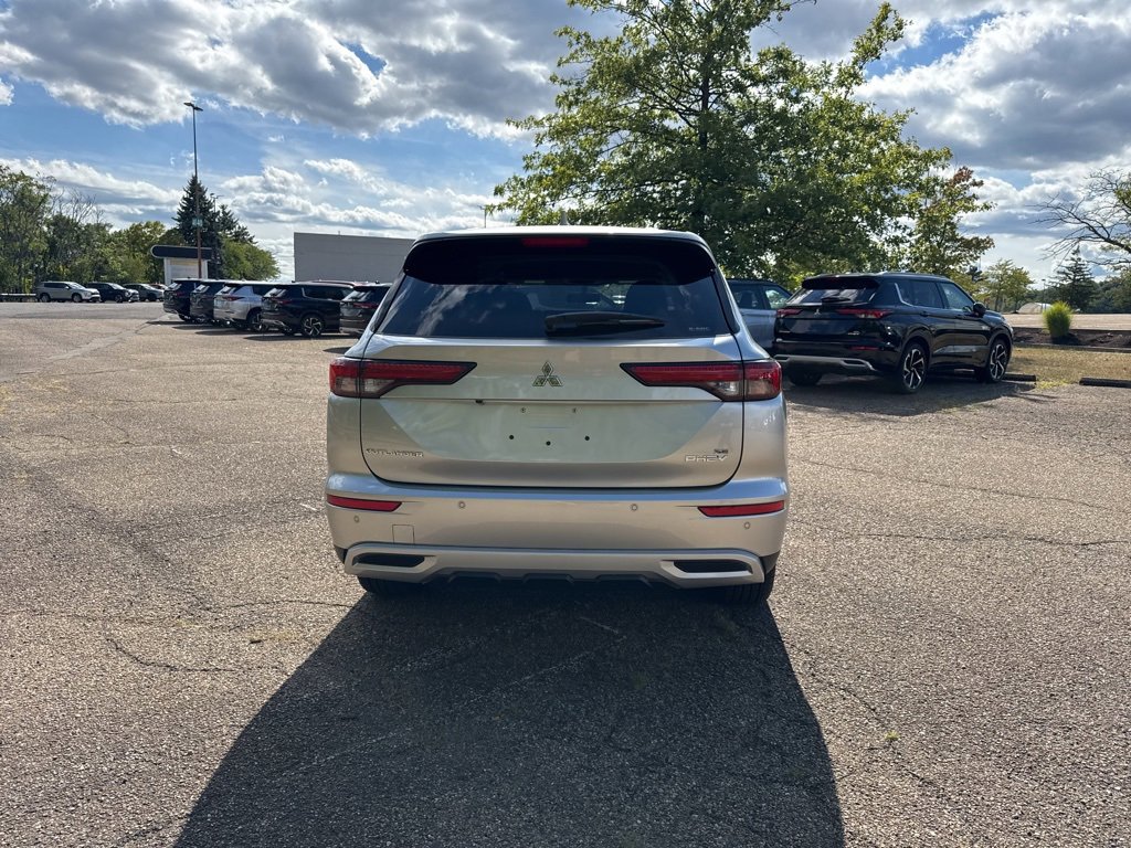 New 2025 Mitsubishi Outlander SE image 8