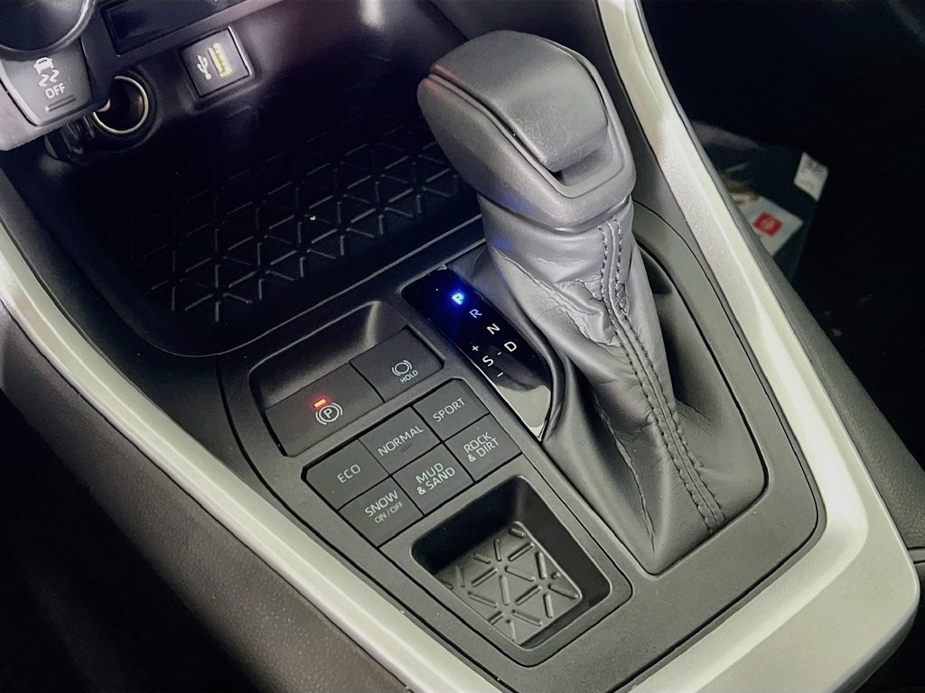 Certified 2025 Toyota RAV4 LE AWD/4WD image 15