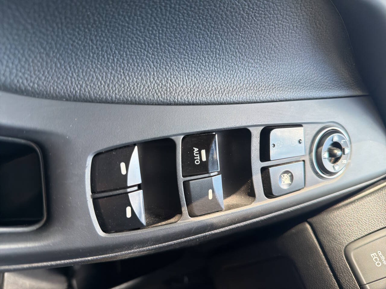 Used 2016 Hyundai Elantra Limited FWD image 11