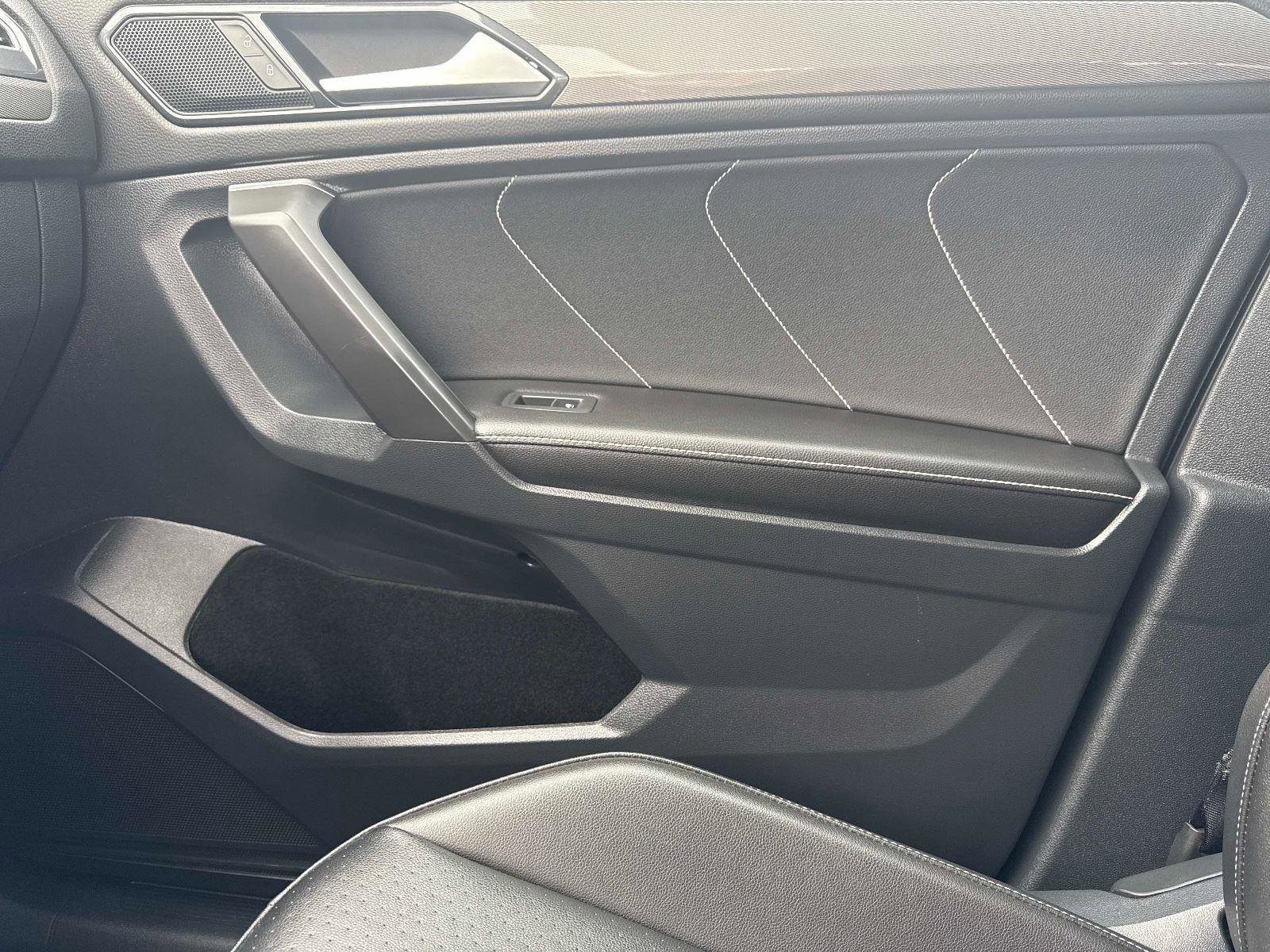 Used 2022 Volkswagen Tiguan SE w/ Panoramic Sunroof Package image 23