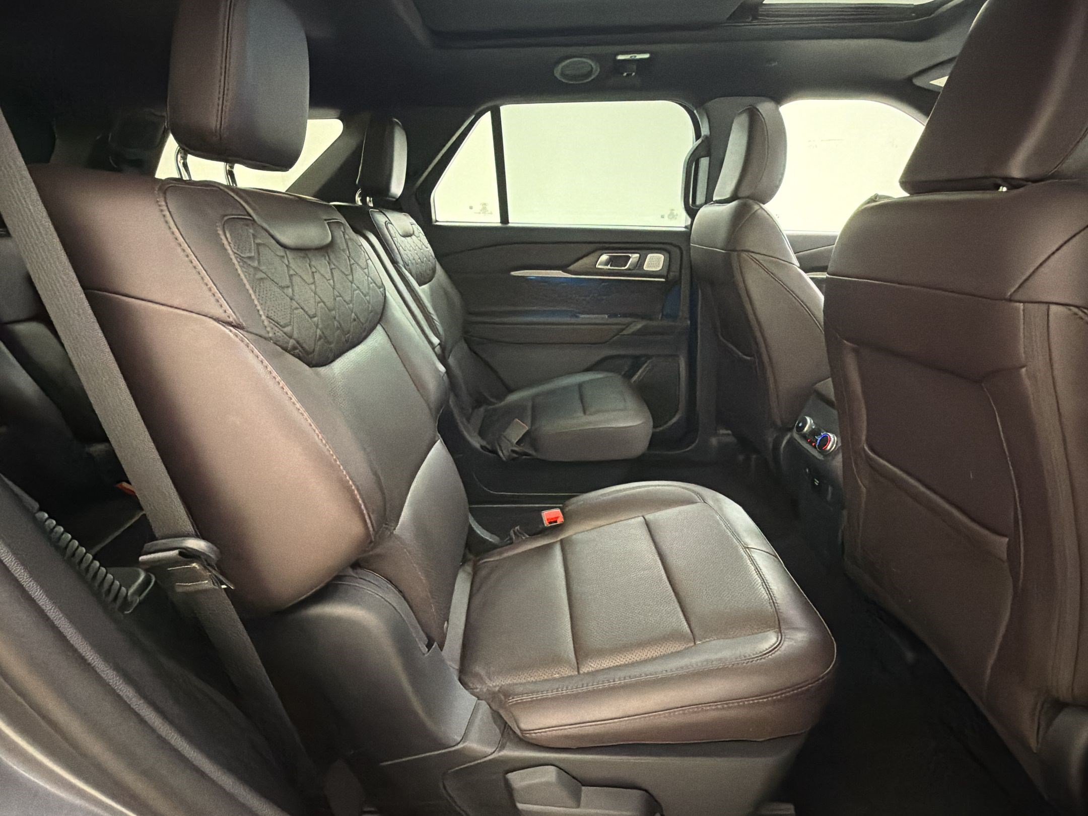 Certified 2025 Ford Explorer Platinum w/ LUX Leather Package AWD/4WD image 31