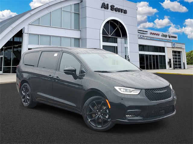New 2026 Chrysler Pacifica Limited w/ Uconnect Theater Family Group image 1
