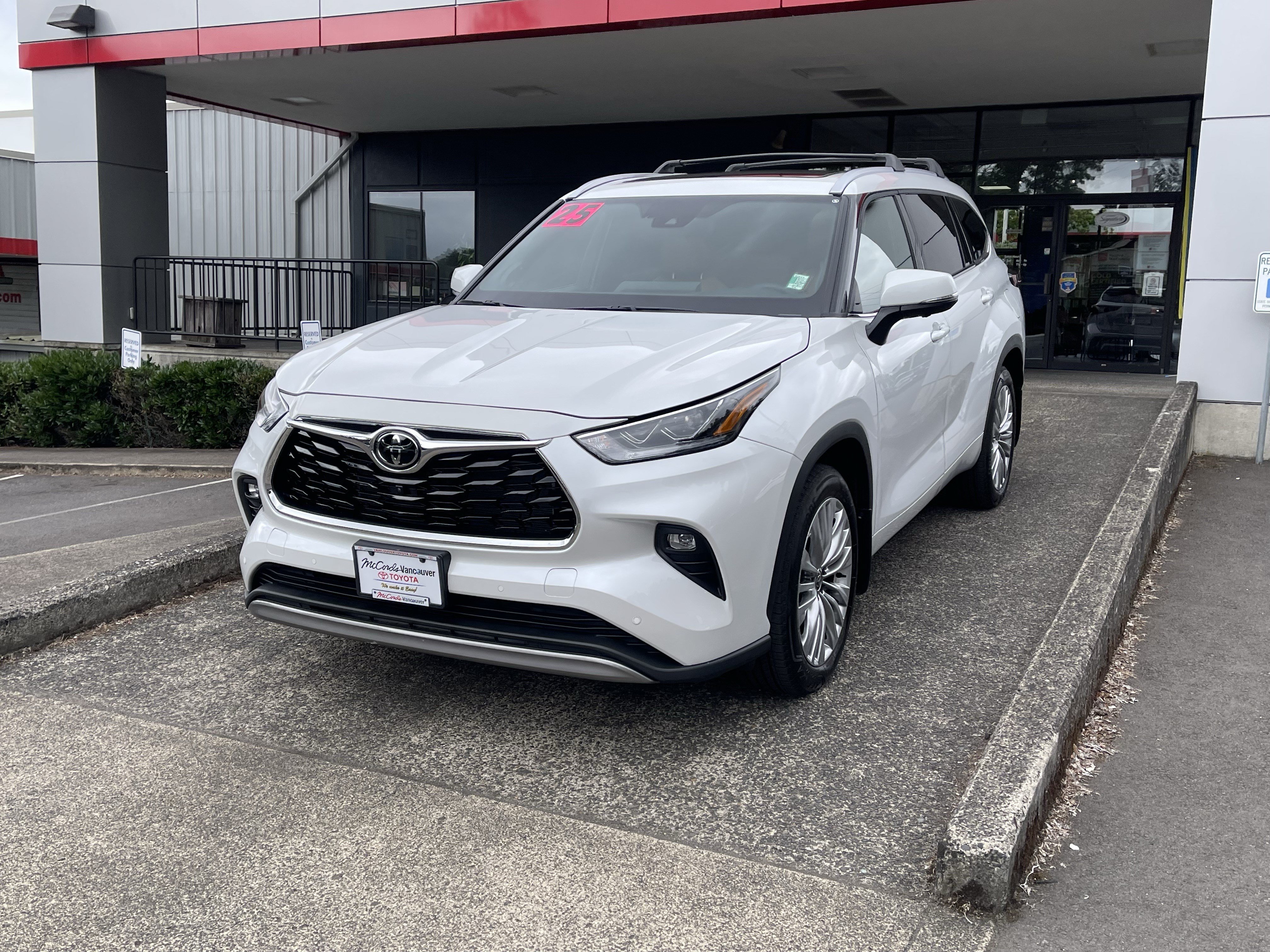 Certified 2025 Toyota Highlander Platinum AWD/4WD image 3