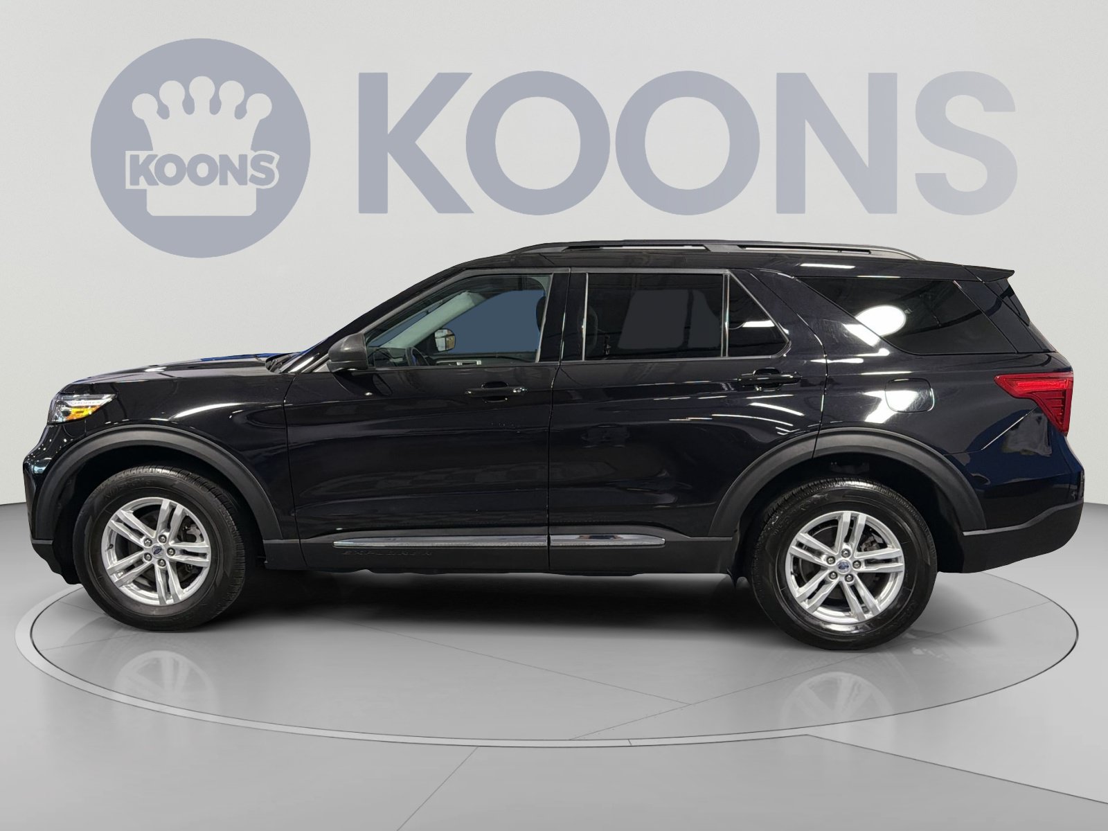Used 2024 Ford Explorer XLT AWD/4WD image 2