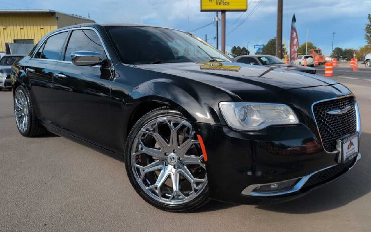 Used 2017 Chrysler 300 C RWD image 1