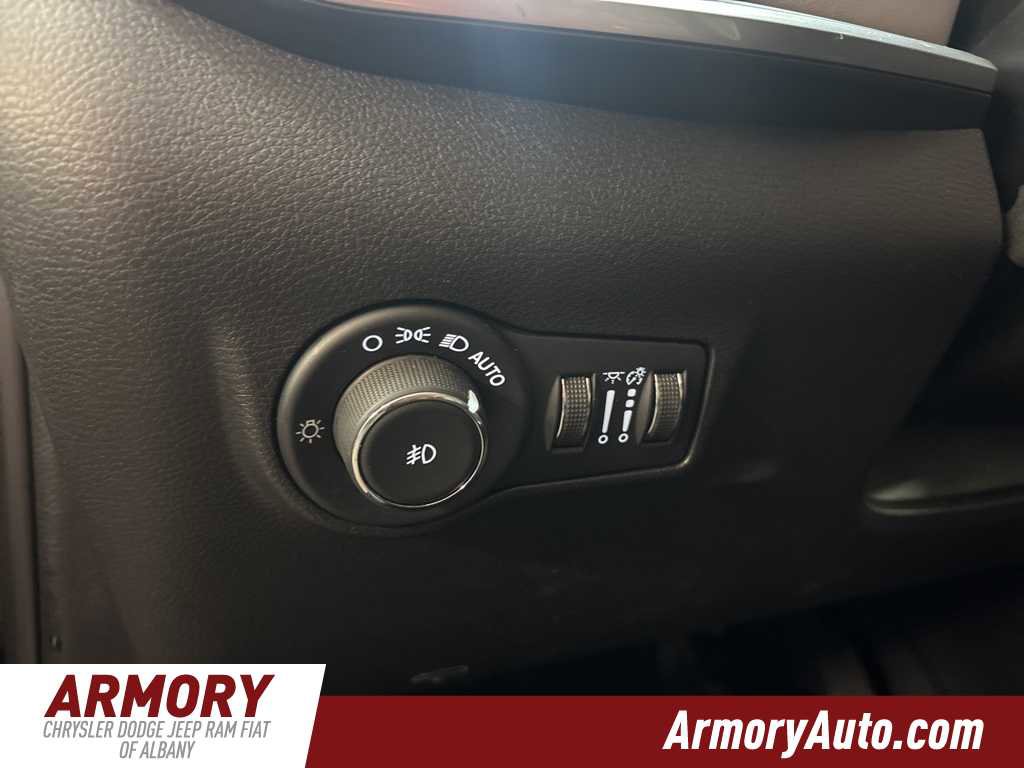 Used 2025 Jeep Compass Limited image 10