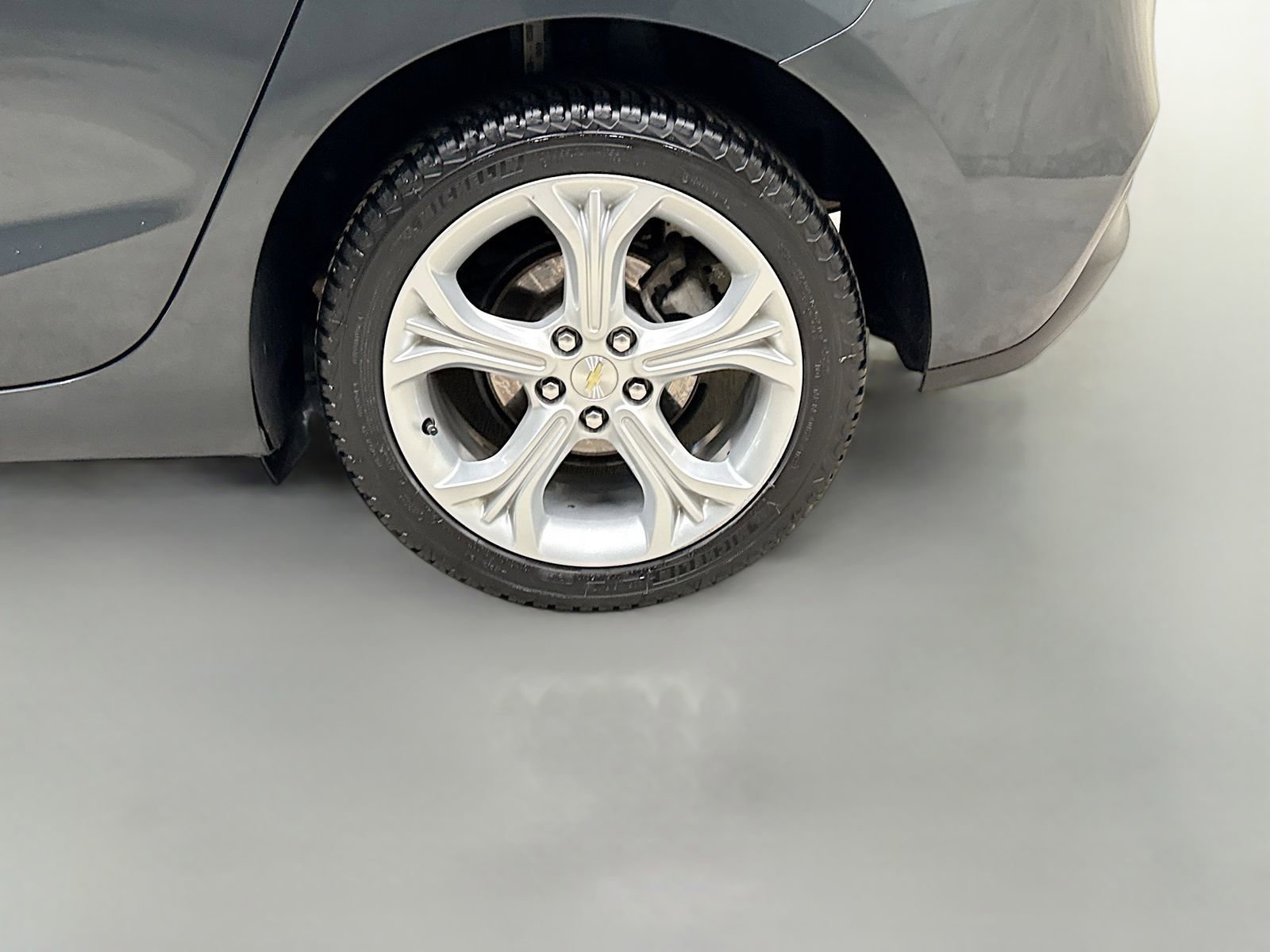 Used 2019 Chevrolet Cruze Premier FWD image 32