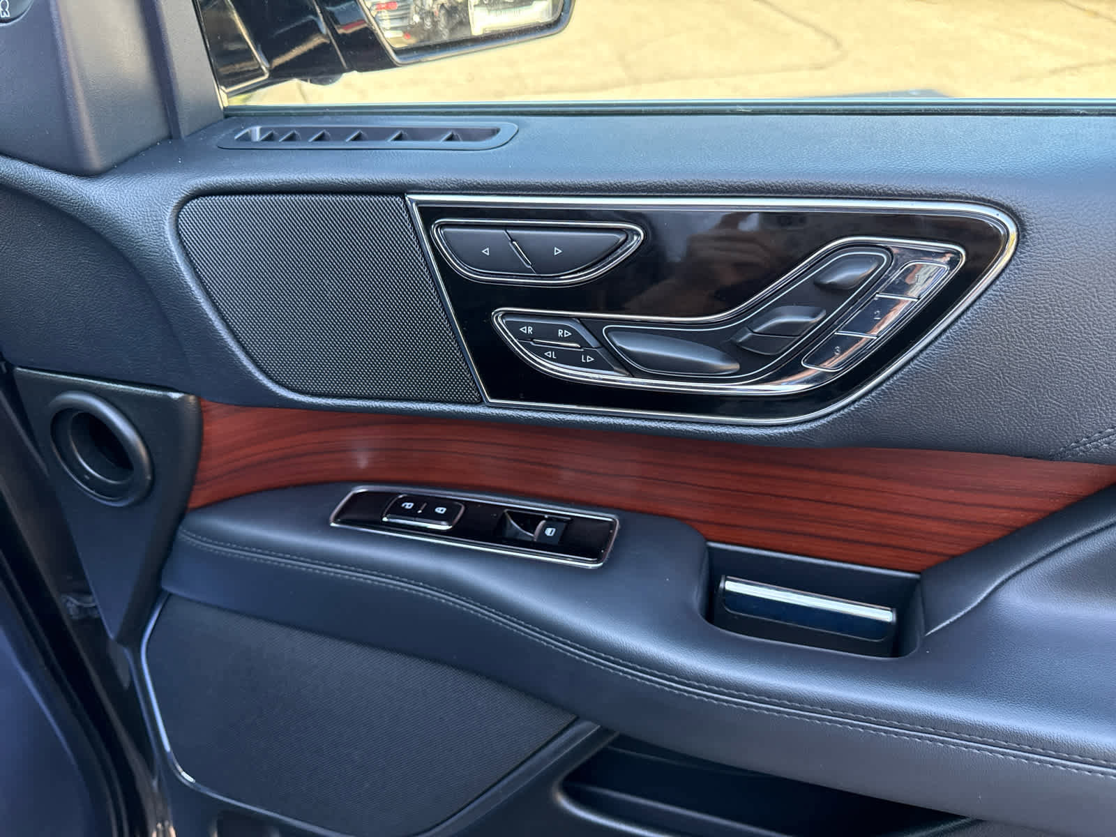 Used 2023 Lincoln Navigator Reserve image 32