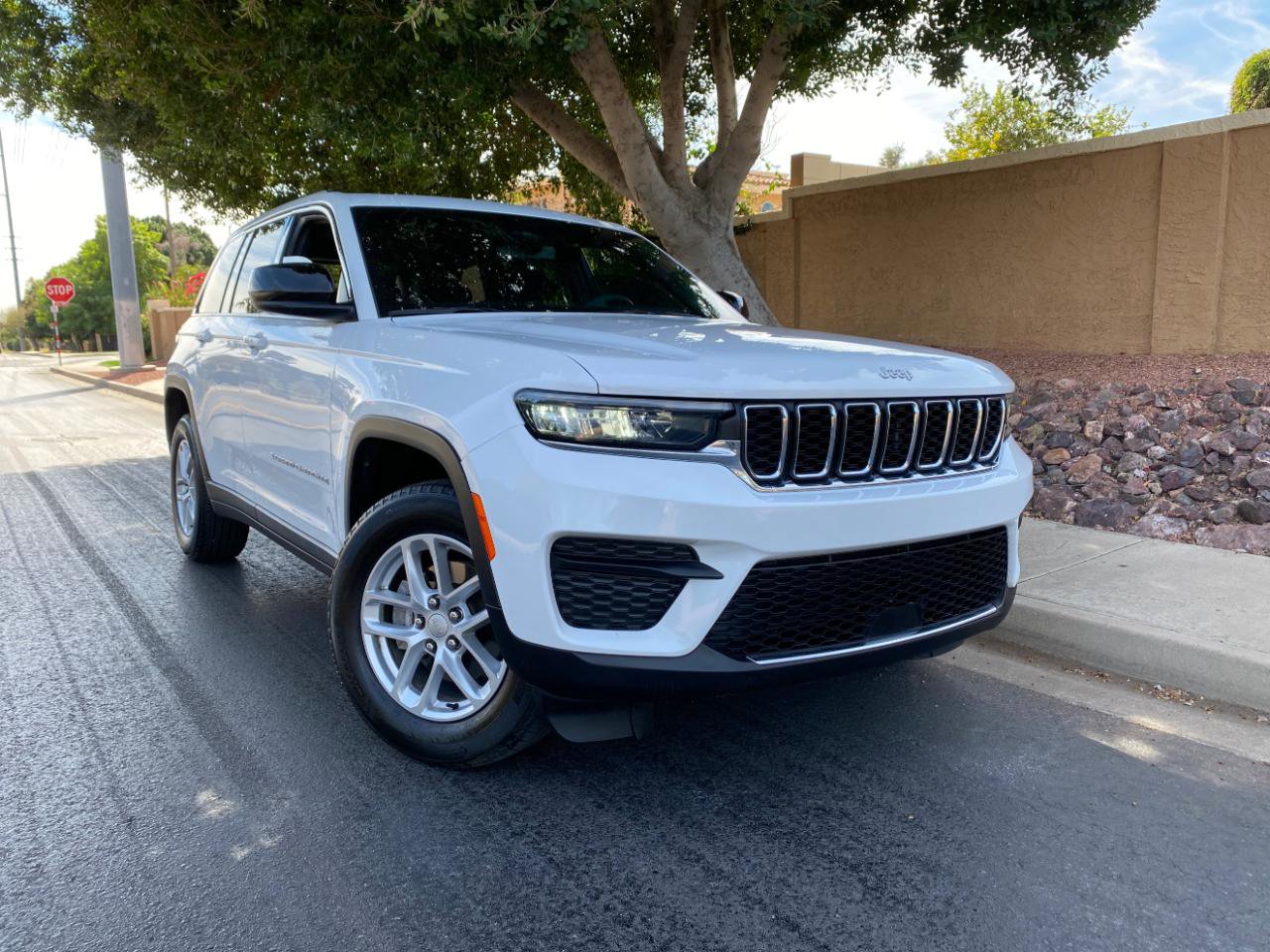 Used 2024 Jeep Grand Cherokee Laredo X w/ Trailer Tow Package AWD/4WD image 2