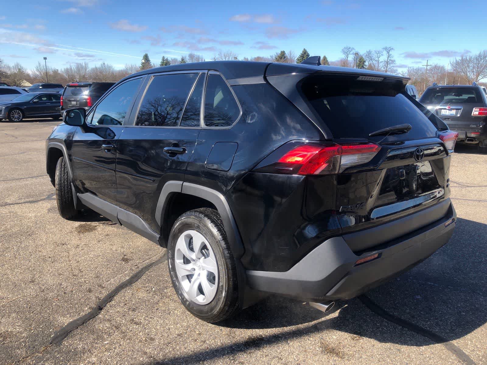 Used 2023 Toyota RAV4 LE AWD/4WD image 4