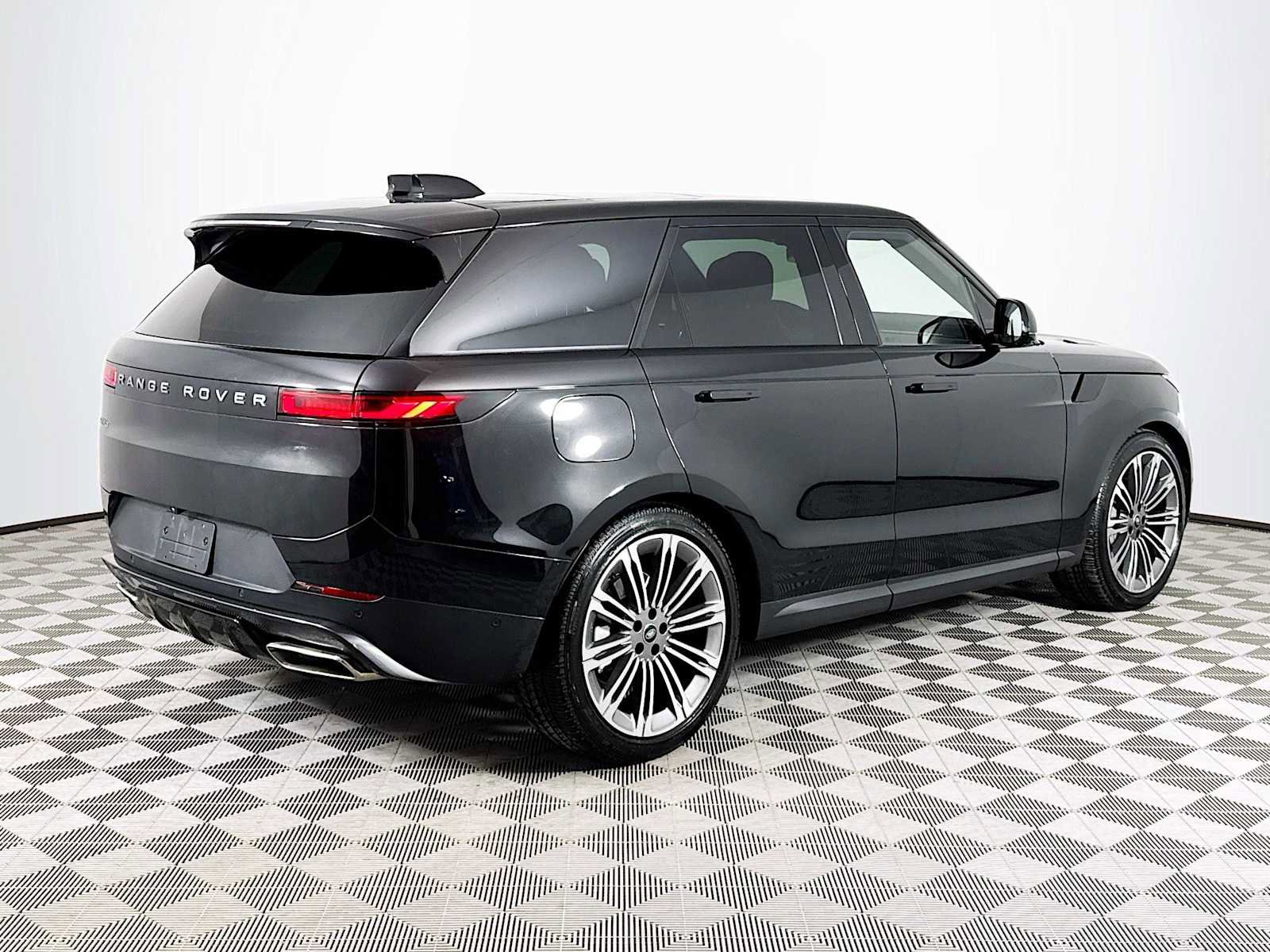 Used 2025 Land Rover Range Rover Sport SE image 5
