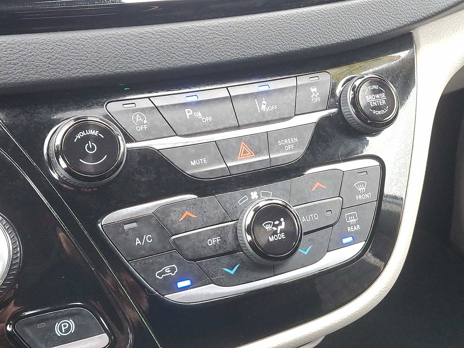 Used 2024 Chrysler Pacifica Touring-L image 15