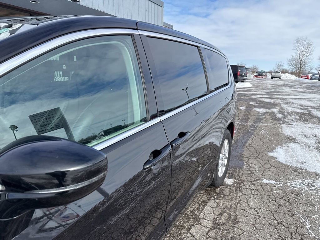 Used 2024 Chrysler Pacifica Touring-L image 5