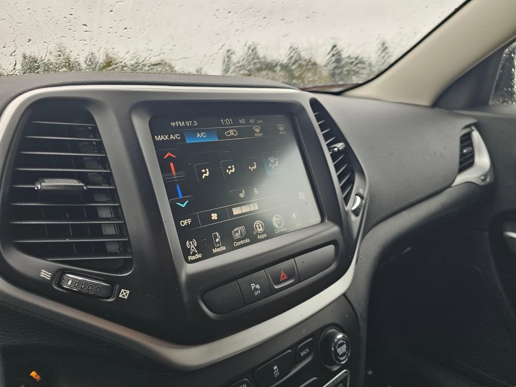 Used 2018 Jeep Cherokee Latitude Plus w/ Cold Weather Group image 28