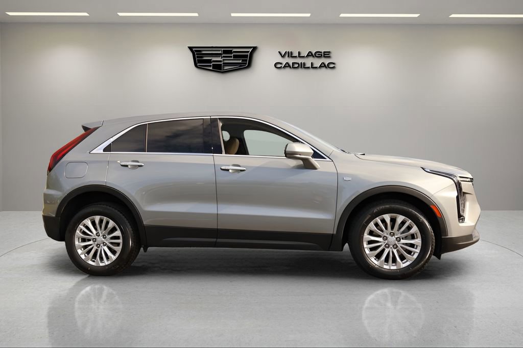 Used 2024 Cadillac XT4 Luxury w/ Cold Weather Package FWD image 6