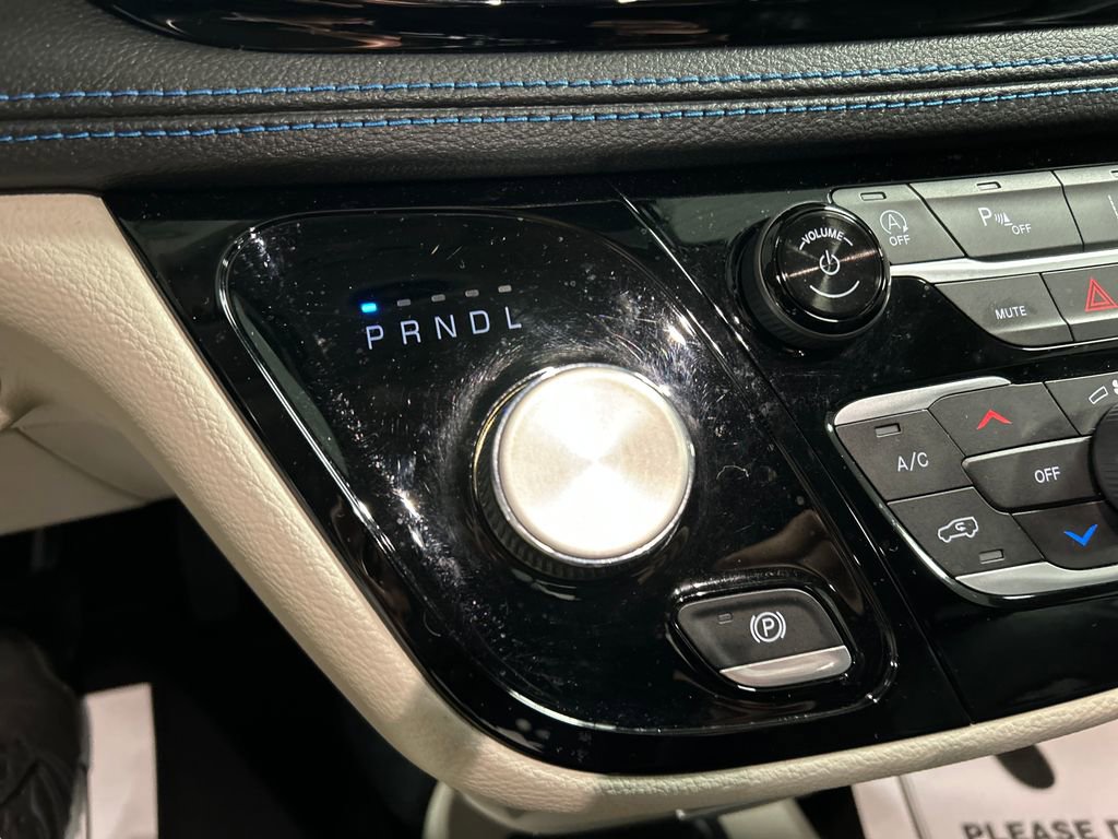Used 2021 Chrysler Pacifica Touring-L FWD image 18