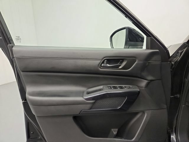Used 2025 Nissan Pathfinder SV AWD/4WD image 27