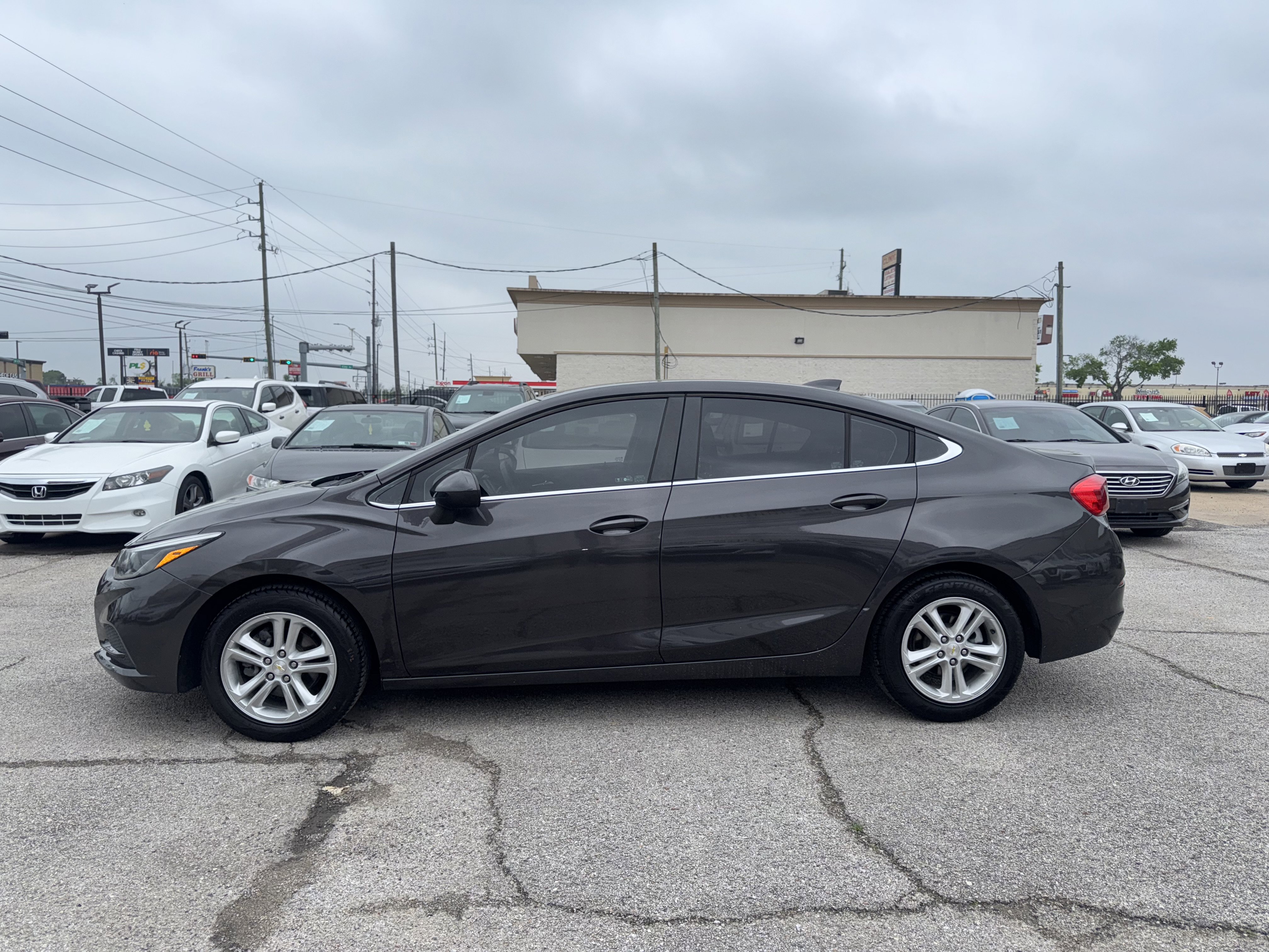 Used 2017 Chevrolet Cruze LT image 4